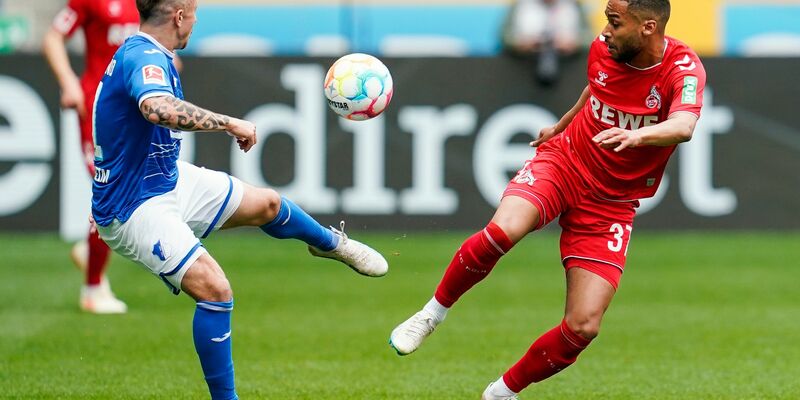Kölns Dejan Ljubicic (l) im Laufduell mit dem Hoffenheimer Ihlas Bebou. - Foto: Uwe Anspach/dpa