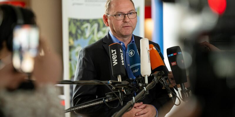 Verdi-Chef Frank Wernekeäußert Kritik an der Ampel-Regierung. - Foto: Monika Skolimowska/dpa