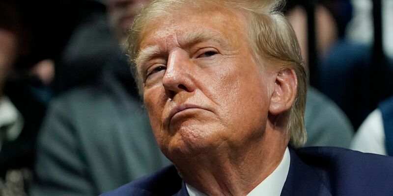 Im Zentrum der erweiterten Anklageschrift steht Donald Trumps Umgang mit Videomaterial von Überwachungskameras auf seinem Anwesen. - Foto: Sue Ogrocki/AP/dpa