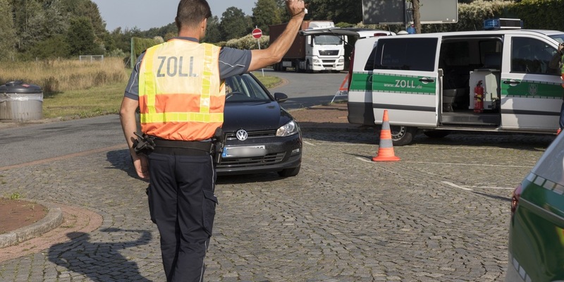 HZA-P: Ein Koffer voller Schmuggelzigaretten / Zoll wird bei Kontrollen auf der BAB 10 fündig - Foto: presseportal.de