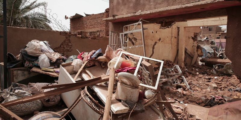 Alltag in Khartum: Rauch steigt nach anhaltenden Kämpfen in der Hauptstadt über Dächern auf. - Foto: Marwan Ali/AP/dpa