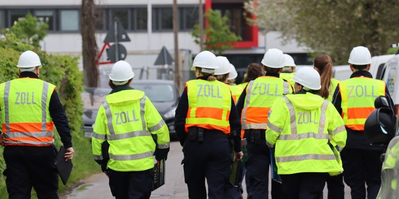 POL-HST: Polizei hilft Schwanenfamilie über die B96 bei Stralsund - Foto: presseportal.de