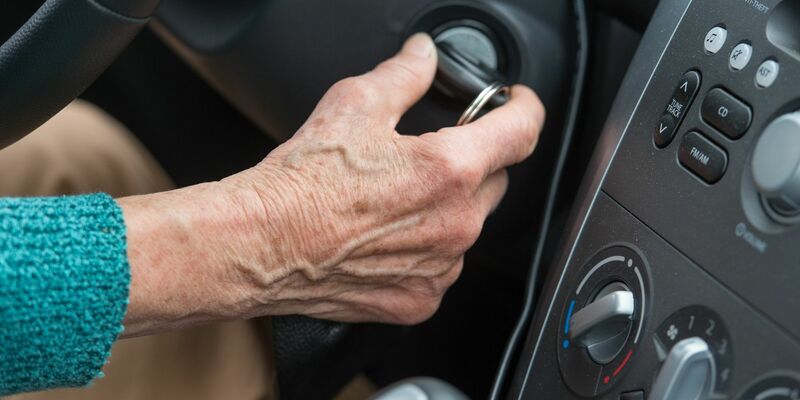 Eine Rentnerin startet ihr Auto. Würde sie auf Bus und Bahn umsteigen? - Foto: Patrick Pleul/dpa-Zentralbild/dpa