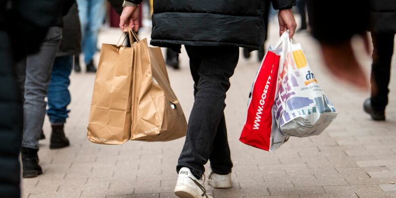 Die Verbraucherstimmung in Deutschland hat sich im Juli leicht aufgehellt.(Archivbild) - Foto: Daniel Bockwoldt/dpa