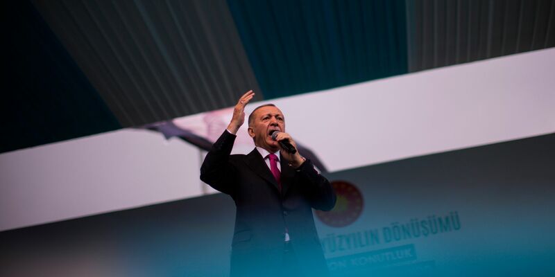 Gut zehn Monate nach seiner Wiederwahl gilt die Abstimmung als Stimmungstest für den Präsidenten und seine AKP: Recep Tayyip Erdogan. - Foto: Francisco Seco/AP/dpa