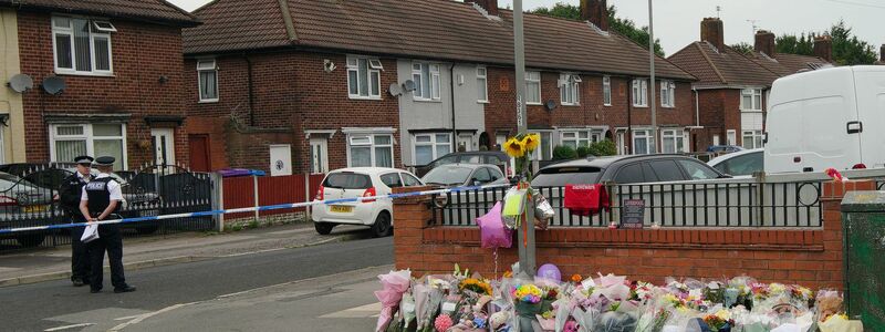 Blumen in Liverpool im Gedenken an das erschossene Mädchen. - Foto: Peter Byrne/PA Archive/dpa