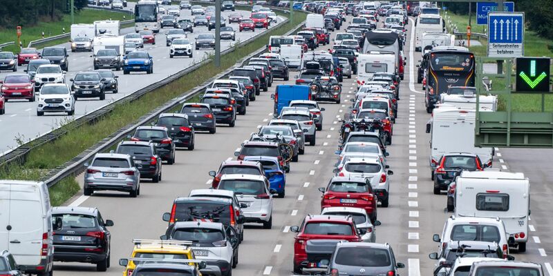 Zum Wochenende rechnet der ADAC wieder mit Staus auf Autobahnen. (Archivbild) - Foto: Peter Kneffel/dpa