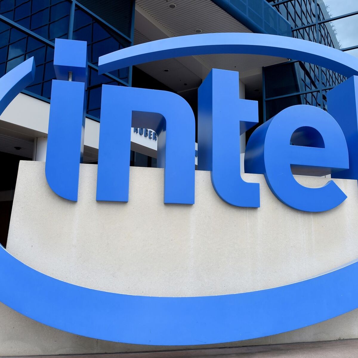 Intel war einst das Maß der Dinge in der Chipbranche - und stecke nun in der Krise. (Archivbild) - Foto: Andrej Sokolow/dpa