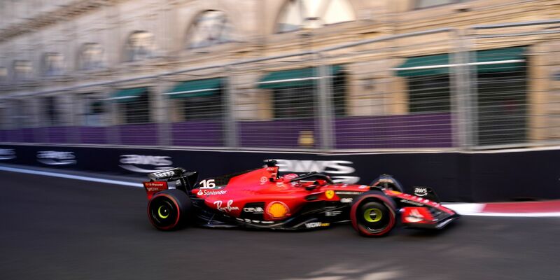 Ferrari-Pilot Charles Leclerc war in Kurve elf über den Randstein hinaus gefahren und hatte dabei offensichtlich die Abdeckung gelockert. - Foto: Darko Bandic/AP/dpa
