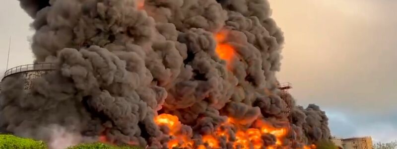 Rauch und Flammen steigen aus einem brennenden Treibstofftank in Sewastopol auf der von Russland seit 2014 annektierten Halbinsel Krim auf. - Foto: Uncredited/Sevastopol mayor Mikhail Razvozhaev telegram channel/AP/dpa