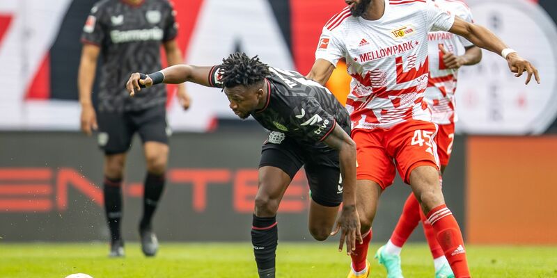 Berlins Kevin Vogt bedankt sich bei Wooyeong Jeong nach dessen Treffer zum 1:1. - Foto: Andreas Gora/dpa