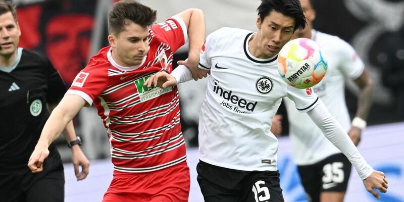 Das Eintracht-Heimspiel gegen den FC Augsburg stand ganz im Zeichen des Gedenkens an Bernd Hölzenbein. - Foto: Arne Dedert/dpa