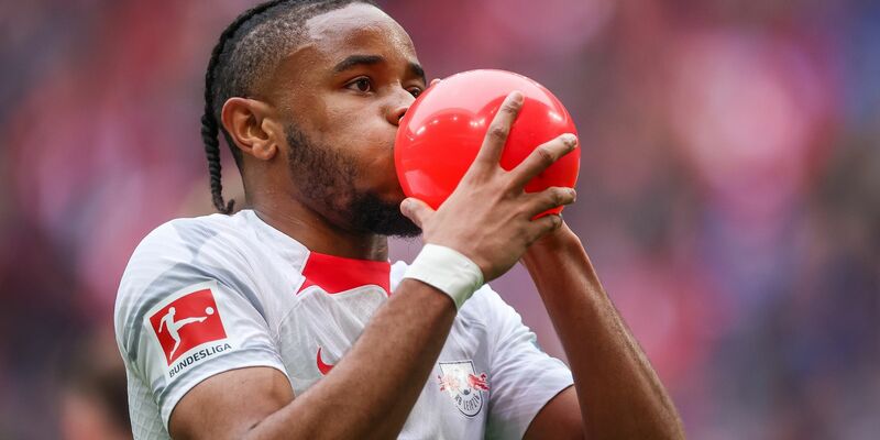 Die Fans verneigen sich noch mal vor dem ehemaligen Leipziger Chefcoach Marco Rose. - Foto: Jan Woitas/dpa