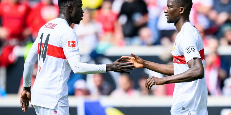 Auch am letzten Spieltag trifft Stuttgarts Serhou Guirassy (r) für den VfB. - Foto: Tom Weller/dpa
