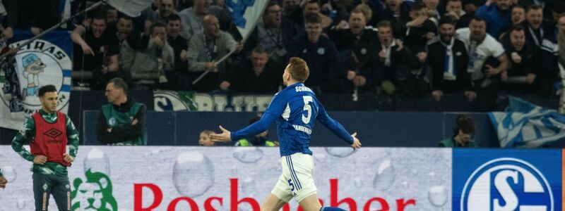 Schalkes Sebastian Polter (r) verwandelt den Elfmeter zum 4:3. - Foto: Bernd Thissen/dpa
