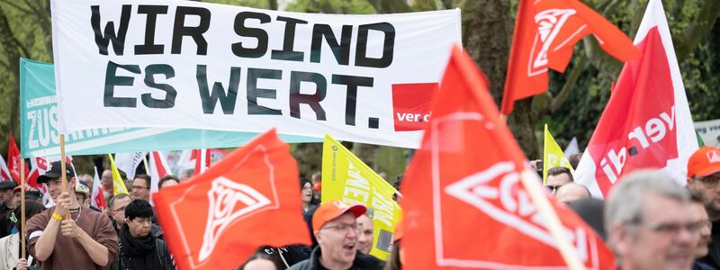 Die Veranstaltungen des Deutschen Gewerkschaftsbundes zum Tag der Arbeit standen in diesem Jahr unter dem Motto «Ungebrochen solidarisch». - Foto: Sebastian Christoph Gollnow/dpa