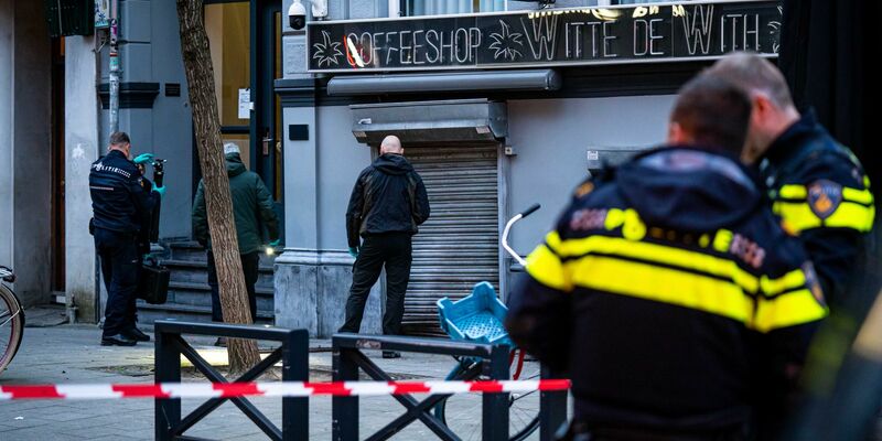 Einsatzkräfte der Polizei untersuchen einen Explosionsort in Rotterdam. - Foto: Killian Lindenburg/ANP/dpa