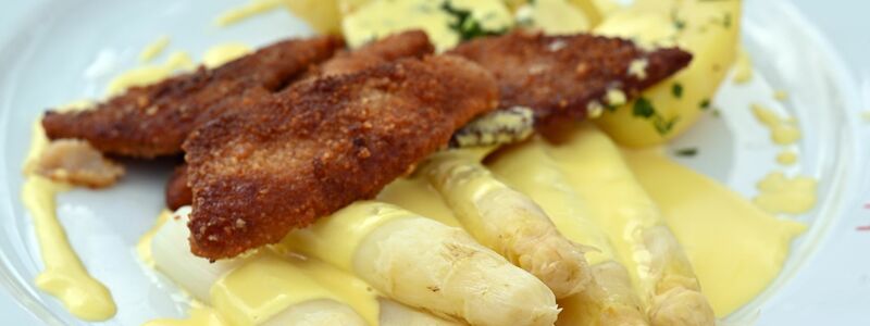 Diejenigen, die Spargel mögen, essen ihn am liebsten mit Sauce hollandaise (einer Soße, die ursprünglich nur aus Butter, Eigelb und einer Reduktion aus Weißwein besteht). (Archivbild) - Foto: Martin Schutt/dpa