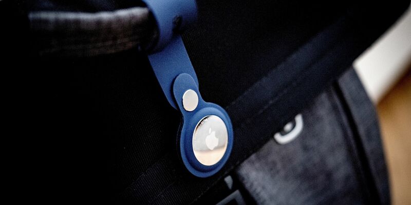 Ein Bluetooth-Tracker an einer Tasche. Die IT-Riesen Apple und Google wollen mit einer gemeinsamen Initiative den Missbrauch von kleinen Bluetooth-Ortungsgeräten für unerwünschtes Tracking von Personen verhindern. - Foto: Zacharie Scheurer/dpa-tmn/dpa