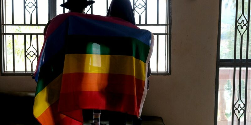 Ein Paar mit einer Pride-Fahne: Die rechtliche Situation offen queerer Menschen ist nicht nur in Uganda schwierig. - Foto: AP/dpa