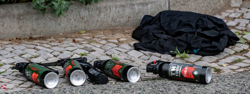 Reizgas-Sprühflaschen auf einem Bürgersteig. (Symbolbild) - Foto: Paul Zinken/dpa