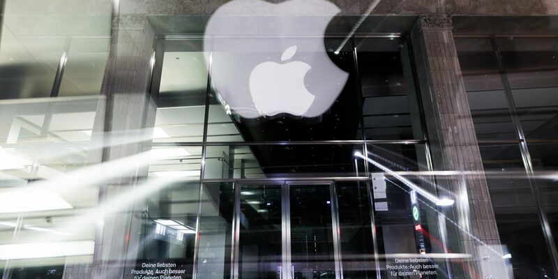 Apple sieht sich wegen der Funktion unter anderem Kritik vom Facebook-Konzern Meta ausgesetzt. (Archivbild) - Foto: Christian Charisius/dpa