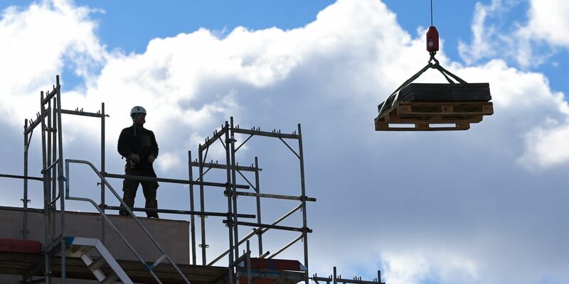 Ein Arbeiter dirigiert auf einer Baustelle einen Kran. Das Wirtschaftswachstum in Deutschland nimmt laut Bundesbank im Frühjahr leicht zu. Aber dann? - Foto: Soeren Stache/dpa-Zentralbild/dpa