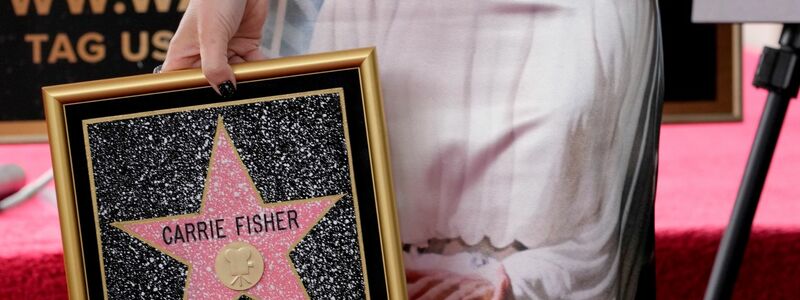 Billie Lourd trägt ein Kleid mit einem Bild ihrer verstorbenen Mutter Carrie Fisher. - Foto: Chris Pizzello/Invision/AP/dpa