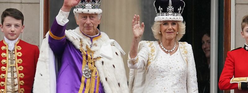 König Charles III. und Königin Camilla  nach der Krönungszeremonie auf dem Balkon des Buckingham Palastes. - Foto: Owen Humphreys/PA Wire/dpa