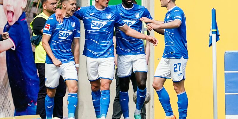 Schwere Aufgabe für Hoffenheims Kevin Akpoguma (r.) gegen Hugo Ekitiké   - Foto: Uwe Anspach/dpa