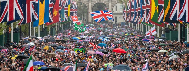 Menschen versammeln sich an der Straße «The Mall» während der Krönung von König Charles III. und Königin Camilla. - Foto: Roland Hoskins/Daily Mail Pool/AP/dpa