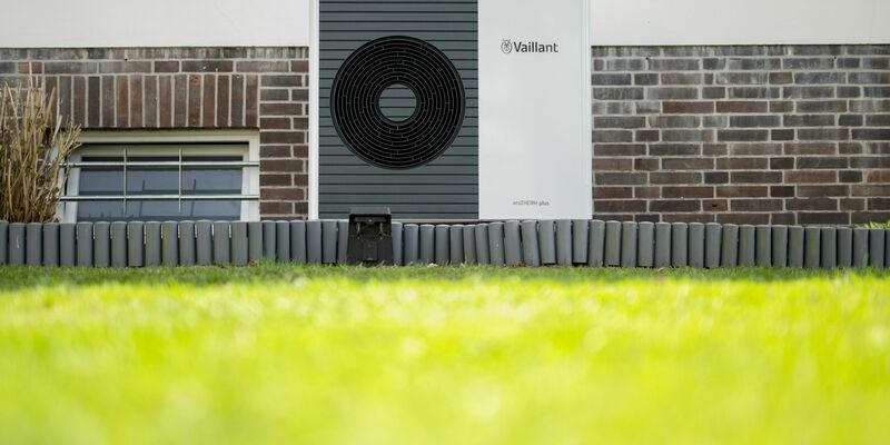Die Wärmepumpe soll eine Schlüsselrolle spielen bei der «Wärmewende». Doch der Verkauf läuft anders als erwartet. - Foto: Daniel Reinhardt/dpa
