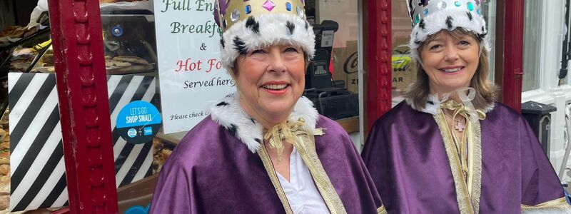 Fiona Chapman (l) und Lorna Dodwell beim  «Coronation Big Lunch» in Eton. - Foto: Jacob Phillips/PA Wire/dpa