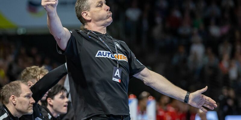 Handball-Bundestrainer Alfred Gislason macht sich vor der Heim-EM Personalsorgen. - Foto: Andreas Gora/dpa