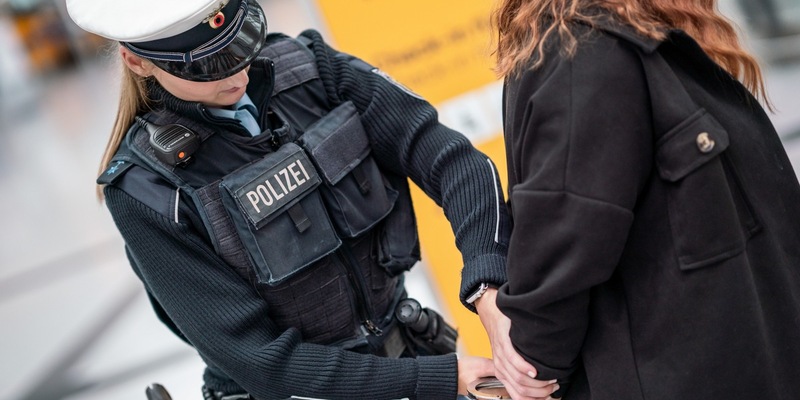 Bundespolizeidirektion München: Juicy Fields-Betrug: Europaweite Ermittlungen führen zur Festnahme am Flughafen München - Foto: presseportal.de