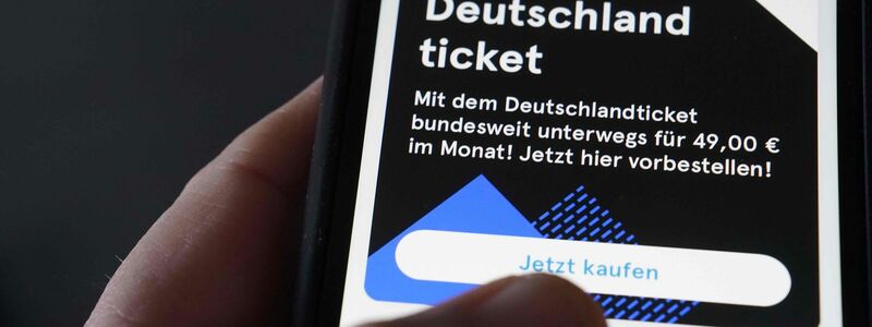 Noch kostet das Deutschlandticket 49 Euro im Monat - ab Januar wird es wohl teurer (Archivfoto). - Foto: Marcus Brandt/dpa