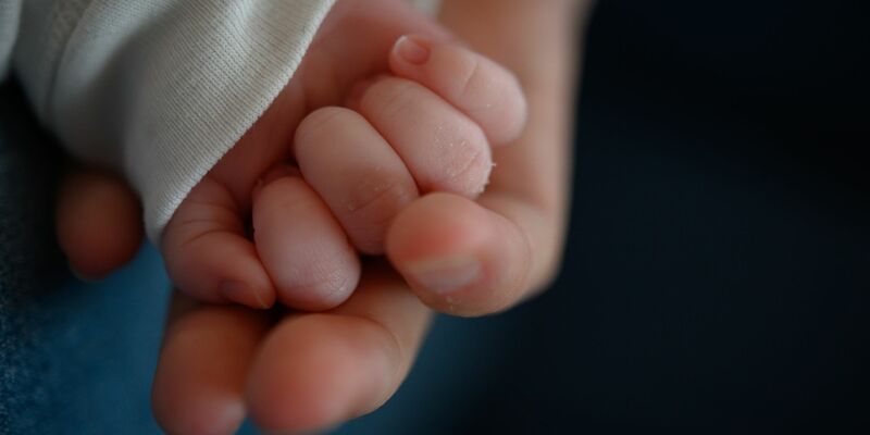 Eine Mutter aus Cuxhaven bietet ihr Baby im Internet zum Verschenken an. (Symbolbild) - Foto: Sebastian Gollnow/dpa
