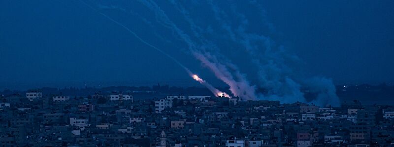 Raketen werden aus dem Gazastreifen in Richtung Israel abgefeuert. - Foto: Fatima Shbair/AP/dpa