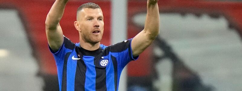 Jubelt Edin Dzeko bald auch für Schalke? (Archivbild) - Foto: Luca Bruno/AP/dpa