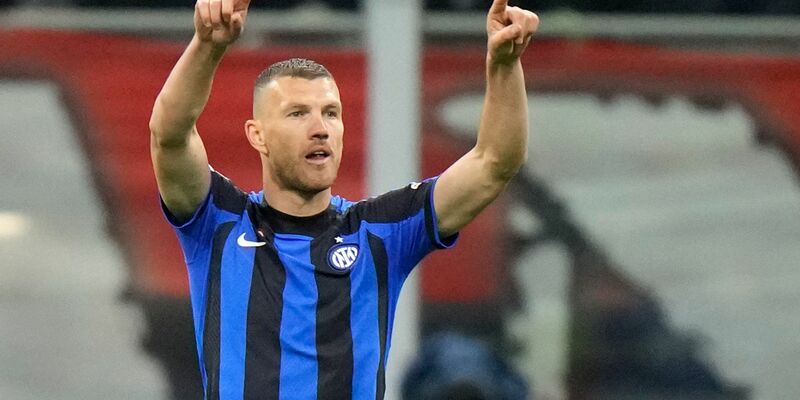 Edin Dzeko will künftig auch auf Schalke jubeln. (Archivbild) - Foto: Luca Bruno/AP/dpa