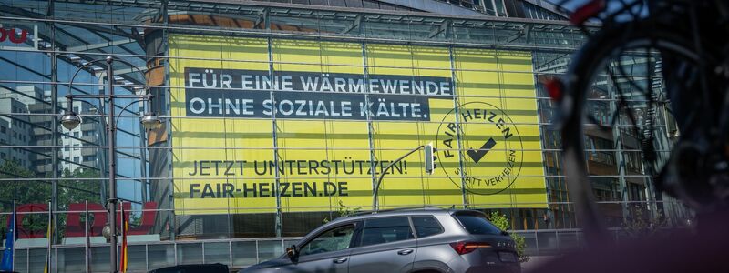 Das Plakatmotiv der neuen CDU-Kampagne «Für eine Wärmewende ohne soziale Kälte» ist groß an der Fassade der CDU-Parteizentrale in Berlin angebracht. - Foto: Michael Kappeler/dpa