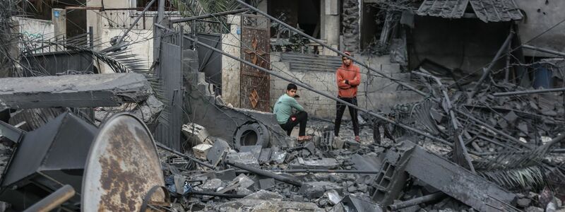Nach israelischen Angriffen: Palästinenser inmitten der Trümmer eines zerstörten Hauses nördlich von Gaza-Stadt. - Foto: Mohammed Talatene/dpa