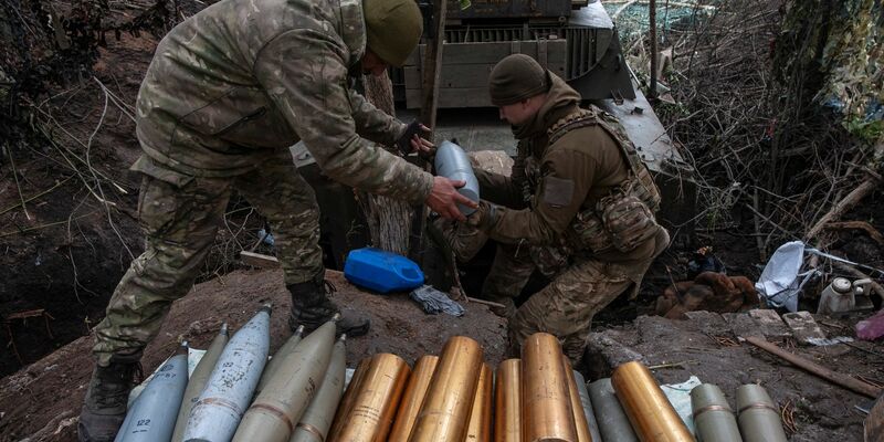 Ukrainische Soldaten bereiten Haubitzengranaten in vor. Die EU hat rund 1,4 Milliarden Euro für Militärhilfen für die Ukraine auf den Weg gebracht. - Foto: Iryna Rybakova/AP/dpa