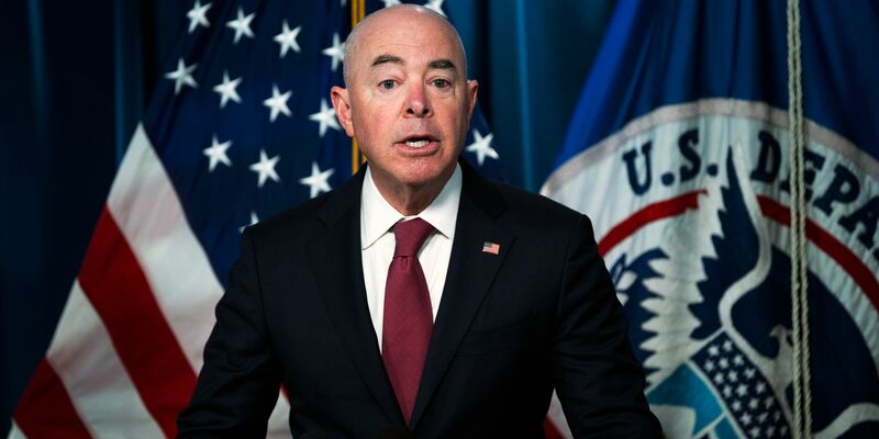 US-Heimatschutzminister Alejandro Mayorkas ist ein Feindbild vieler Republikaner. - Foto: Kevin Wolf/AP/dpa