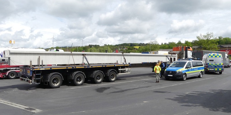 POL-WES: Kamp-Lintfort - Polizei begleitet Schwertransport - Foto: presseportal.de