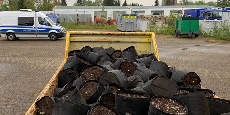 FW-EN: Altpapiercontainer brannten an verschiedenen Standorten - Feuerwehr mit mehreren Löschfahrzeugen im Einsatz - Polizei ermittelt - Foto: presseportal.de