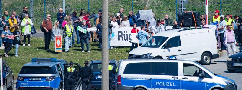 Teilnehmer an einer Demonstration gegen die Pläne eines Flüssigerdgas-Terminal am Standort Mukran. - Foto: Stefan Sauer/dpa