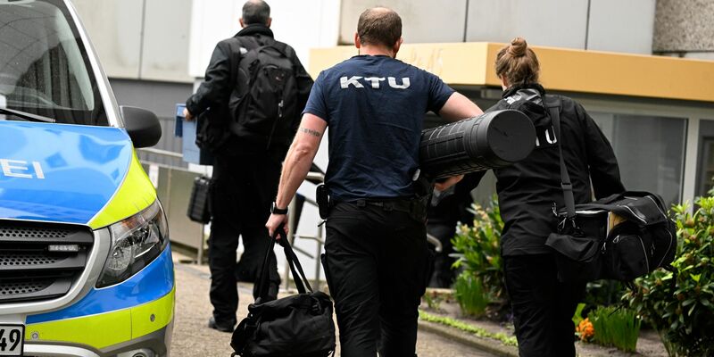Bürger haben zum Gedenken an die Opfer der Explosion in einem Hochhaus im Mai Kerzen und Blumen niedergelegt. - Foto: Roberto Pfeil/dpa