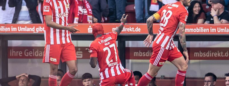 Unions Yorbe Vertessen (l) kämpft gegen SC-Kapitän Christian Günter um den Ball. - Foto: Andreas Gora/dpa