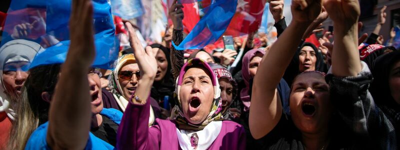 Anhänger des türkischen Präsidenten Erdogan, rufen bei einer Wahlkampfveranstaltung Parolen. - Foto: Emrah Gurel/AP/dpa